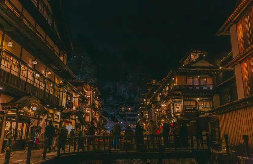 灯りがともる木造の旅館街