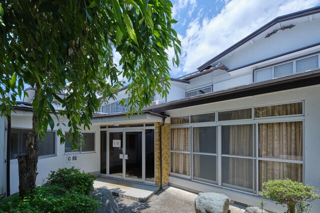建物入口側の外観（REINS掲載写真）